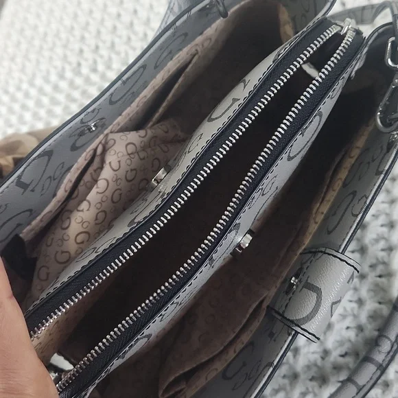 Guess shoulder or crossbody bag with 3 compartments with two snap closure and zi - Picture 9 of 11